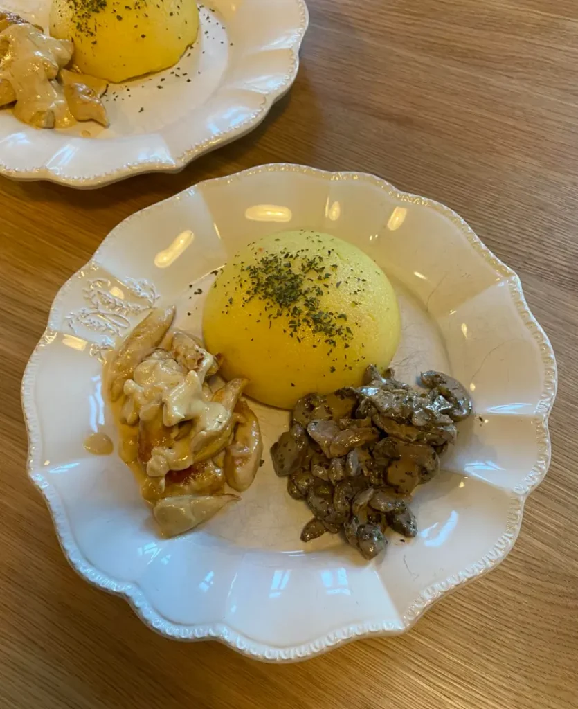Dôme de polenta mascarpone émincé de poulet et champignons de Paris persillade